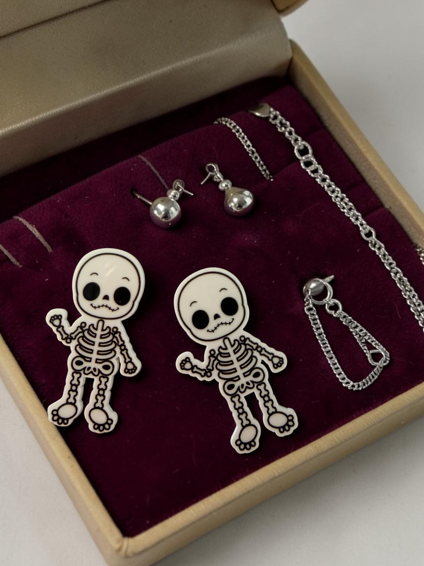 Skeleton Waving